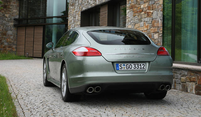 <strong>Porsche Panamera S hybrid｜ポルシェ パナメーラ S ハイブリッド</strong>