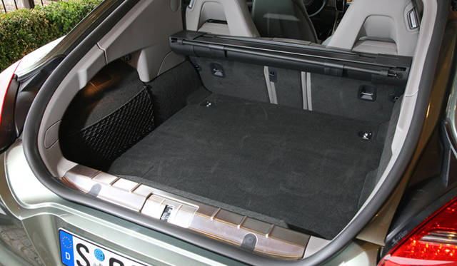 <strong>Porsche Panamera S hybrid｜ポルシェ パナメーラ S ハイブリッド</strong>　ラゲッジスペースは445リットルと、通常のパナメーラと変化はない。オプションで設定することができるBOSE製のサラウンドシステムを搭載した場合、432リットルとなる点も同様だ。