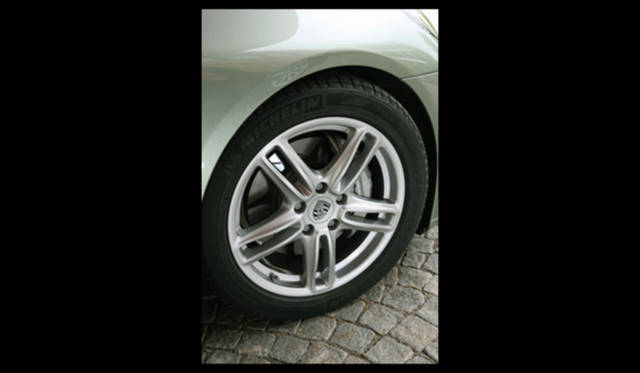 <strong>Porsche Panamera S hybrid｜ポルシェ パナメーラ S ハイブリッド</strong>　パナメーラ S ハイブリッドは、通常18インチのアロイホイールを履くが、19インチの“パナメーラデザインホイール（写真）”、もしくは20インチの“RS スパイダーデザイン”に変更することができる。