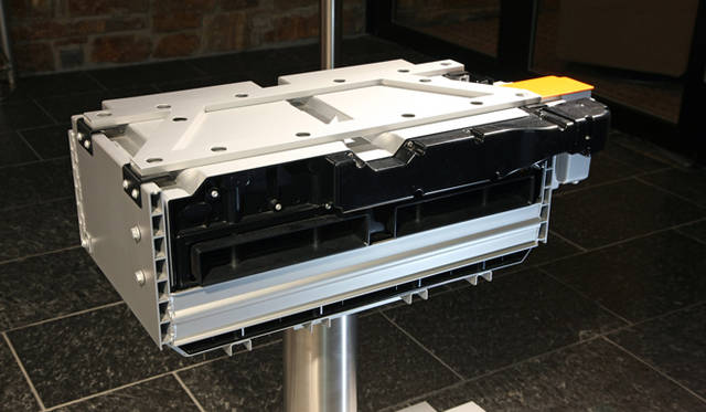 <strong>Porsche Panamera S hybrid｜ポルシェ パナメーラ S ハイブリッド</strong>　リアに積まれるバッテリー全景。