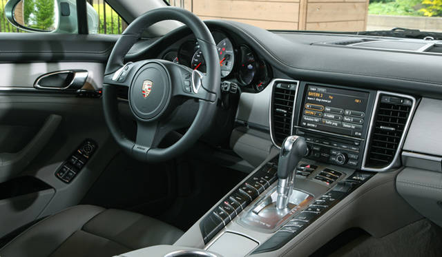 <strong>Porsche Panamera S hybrid｜ポルシェ パナメーラ S ハイブリッド</strong>　大型のサルーンでありながら、スポーツカー然としたスポーティなセンターコンソールは健在。