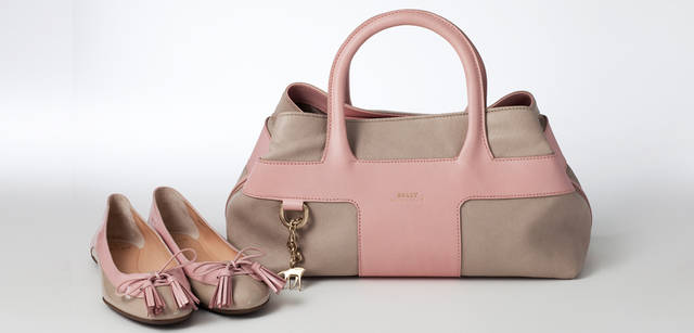 <strong>BALLY｜バリー　バリー 銀座店限定アイテム</strong>　タッセル付きフラットシューズ 4万6200円、バッグ[W35×H19×D14cm] 11万7600円（ともにバリー）