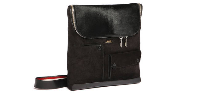 <strong>BALLY｜バリー　バリー 銀座店限定アイテム</strong>　上質なヘアカーフが秋冬シーズンにもぴったり。フロントにいくつも取り付けられたポケットがモダンな表情。ショルダーバッグ [W31×H35×D7cm] 13万1250円（バリー）