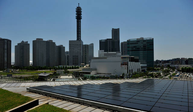 <strong>日産｜NISSAN EV用充電システムの実証実験</strong>　新世代型薄膜太陽電池（CIS太陽電池）の研究開発、生産並びに販売するソーラーフロンティア社製太陽電池。