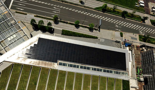 <strong>日産｜NISSAN EV用充電システムの実証実験</strong>　ソーラーフロンティア社製太陽電池