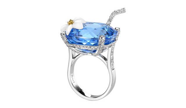 <strong>PIAGET｜ピアジェ</strong>　「ライムライト」 カクテルリング、ブルーハワイ・モチーフ [WG×ダイヤモンド×イエローサファイア×ブルートパーズ×ホワイトカルセドニー] 120万7500年（ピアジェ／ピアジェカスタマーデスク）