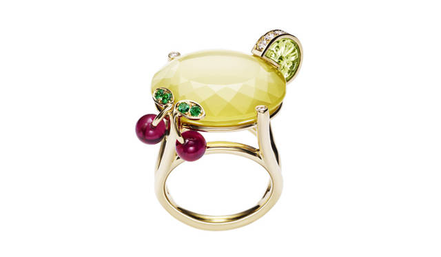 <strong>PIAGET｜ピアジェ</strong>　「ライムライト」 カクテルリング、レモンフィズ・モチーフ [YG×ダイヤモンド×ペリドット×エメラルド×レッドルベライト×レモンクオーツ] 136万5000円（ピアジェ／ピアジェカスタマーデスク）