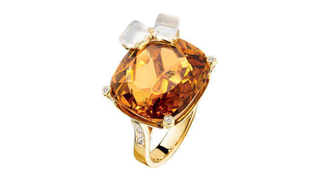 <strong>PIAGET｜ピアジェ</strong>　「ライムライト」 カクテルリング、ウィスキー・オン・ザ・ロック・モチーフ [YG×ダイヤモンド×シトリン×クオーツ] 140万7000円（ピアジェ／ピアジェカスタマーデスク）