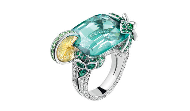 <strong>PIAGET｜ピアジェ</strong>　「ライムライト」 カクテルリング、モヒート・モチーフ [WG×ダイヤモンド×シトリン×エメラルド×ツァボライト×トルマリン] 966万円 ※トルマリンのグレードにより価格が異なります。（ピアジェ／ピアジェカスタマーデスク）