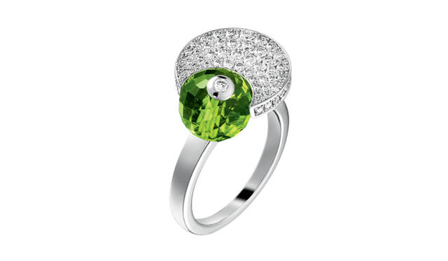 <strong>PIAGET｜ピアジェ</strong>　「ライムライト」 カクテルリング、ホワイト・マティーニ・モチーフ[WG×ダイヤモンド×ペリドット] 132万3000円（ピアジェ／ピアジェカスタマーデスク）