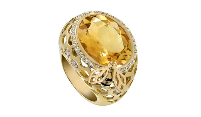 <strong>PIAGET｜ピアジェ</strong>　「ライムライト」 カクテルリング、ゴールデンネクター・モチーフ[YG×ダイヤモンド×シトリン] 113万4000円（ピアジェ／ピアジェカスタマーデスク）