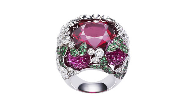 <strong>PIAGET｜ピアジェ</strong>　「ライムライト」 カクテルリング、ラズベリーダイキリ・モチーフ [WG×ダイヤモンド×ルベライト×エメラルド] 価格未定（ピアジェ／ピアジェカスタマーデスク）