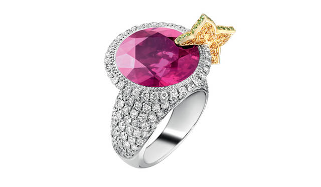 <strong>PIAGET｜ピアジェ</strong>　「ライムライト」 カクテルリング、コスモポリタン・モチーフ [WG×ダイヤモンド×ルベライト×ガーネット×ツァボライト] 525万円（ピアジェ／ピアジェカスタマーデスク）