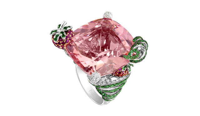 <strong>PIAGET｜ピアジェ</strong>　「ライムライト」 カクテルリング、マイタイ・モチーフ [WG×ダイヤモンド×ルビー×ツァボライト×モルガナイト] 価格未定（ピアジェ／ピアジェカスタマーデスク）
