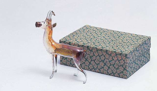 <strong>POLA MUSEUM ANNEX</strong>　「香りをイメージする香水瓶展」　「パルファン・デア」（1920年）デア（deer）鹿のかたちをしたデザイン。