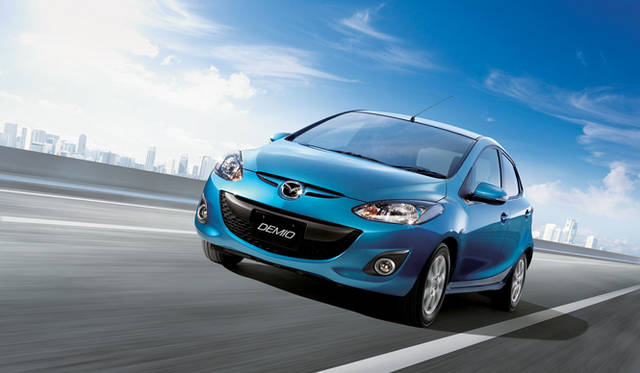 <strong>マツダ デミオ│MAZDA DEMIO</strong>　13-SKYACTIV専用色のアクアティックブルーマイカ。