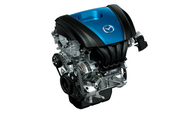 <strong>マツダ デミオ│MAZDA DEMIO</strong>　世界一の高圧縮比 14.0をもつガソリンエンジンSKYACTIV-G 1.3。モーターのアシストなくして30km/ℓを実現している。