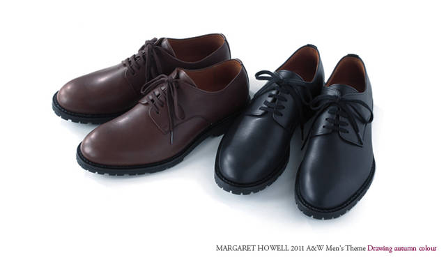 <strong>MARGARET HOWELL｜マーガレット・ハウエル</strong>　靴各6万1950円（マーガレット・ハウエル）