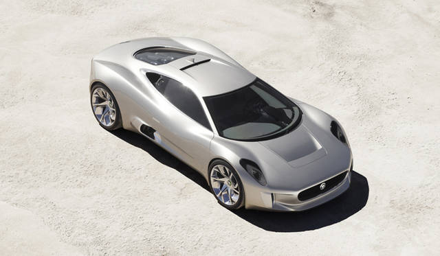 <strong>論客がポスト3.11のクルマ界を語る─後編</strong>　ジャガーのプラグインハイブリッド車「C-X75」。前後車軸にモーターを備え、内燃機関との組みあわせにより、最高出力580kW、最大トルク1,600Nmという驚異の記録を樹立。一方で、CO2排出量は99g/kmというスーパースポーツだ。