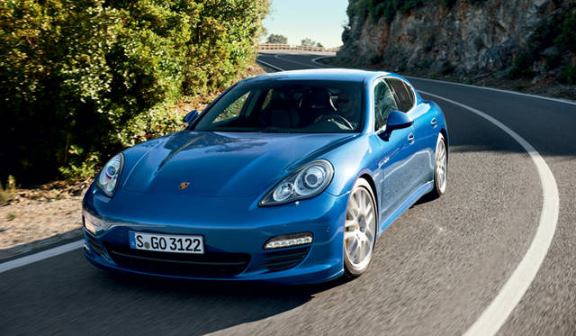 <strong>論客がポスト3.11のクルマ界を語る─後編</strong>　ポルシェ パナメーラ S ハイブリッド。ポルシェの市販車輛のなかで2番目となるハイブリッドモデルで、CO2排出量は157g/km。最新の4気筒並の環境性能をもつラグジュアリーサルーンだ。