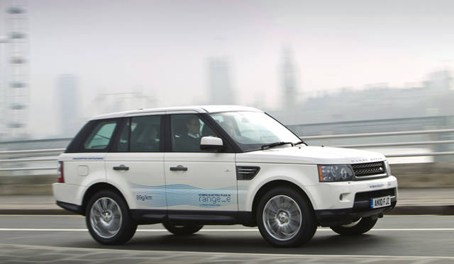 <strong>論客がポスト3.11のクルマ界を語る─後編</strong>　ランドローバーがジュネーブモーターショーで発表した、プラグインハイブリッド車「レンジ e」。パワートレインは3リッターTDV6ディーゼルエンジンとモーターの組みあわせで、CO2排出量89g/kmを実現。