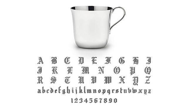 <strong>Tiffany & Co.｜ティファニー</strong>　※文字スタイル例。　選べる書体はアルファベットで11種類、モノグラムで5種類、日本語、記号がラインナップ。刻印するアイテムによって選べる文字スタイルが異なり、料金は3文字まで3360円～、以後1文字ごとに735円～（文字スタイルによって異なる）となっている。