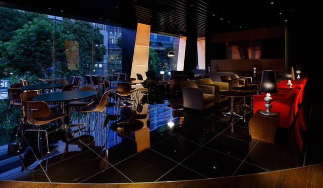 <strong>Mercedes-Benz｜メルセデス・ベンツ 「メルセデス・ベンツ コネクション」オープン</strong>　2階「アップステアーズ」のラウンジエリア。ハーマンミラーの名作家具をふんだんに使用している。