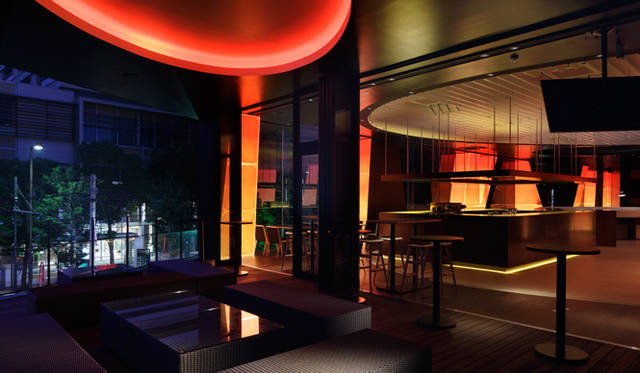 <strong>Mercedes-Benz｜メルセデス・ベンツ 「メルセデス・ベンツ コネクション」オープン</strong>　2階「アップステアーズ」のバーカウンター。テーブルと椅子は、KA&A×DRILL DESIGNのコラボによって誕生。