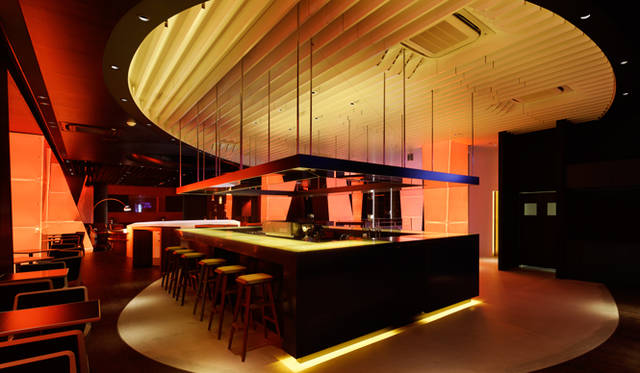 <strong>Mercedes-Benz｜メルセデス・ベンツ 「メルセデス・ベンツ コネクション」オープン</strong>　2階「アップステアーズ」のバーカウンター。