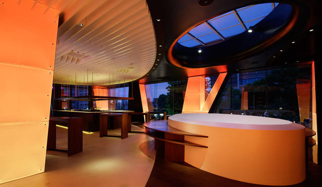 <strong>Mercedes-Benz｜メルセデス・ベンツ 「メルセデス・ベンツ コネクション」オープン</strong>　2階「アップステアーズ」のバーカウンター。