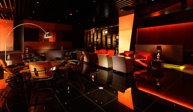 <strong>Mercedes-Benz｜メルセデス・ベンツ 「メルセデス・ベンツ コネクション」オープン</strong>　2階「アップステアーズ」のラウンジエリア。