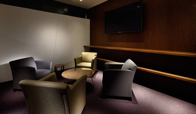 <strong>Mercedes-Benz｜メルセデス・ベンツ 「メルセデス・ベンツ コネクション」オープン</strong>　1階には、商談スペースが設けられている。