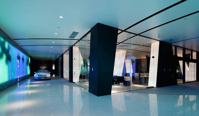 <strong>Mercedes-Benz｜メルセデス・ベンツ 「メルセデス・ベンツ コネクション」オープン</strong>　1階、車路。