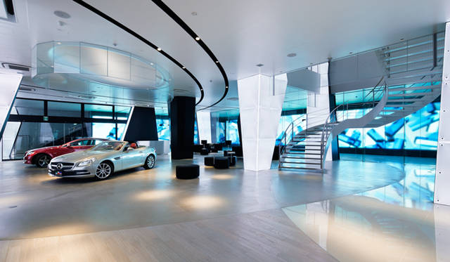 <strong>Mercedes-Benz｜メルセデス・ベンツ 「メルセデス・ベンツ コネクション」オープン</strong>　1階に設置されている展示スペース。