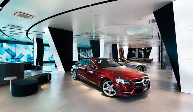 <strong>Mercedes-Benz｜メルセデス・ベンツ 「メルセデス・ベンツ コネクション」オープン</strong>　1階に設置されている展示スペース。常時2～3台ほどのメルセデス車が展示されている。