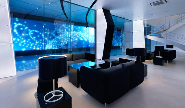 <strong>Mercedes-Benz｜メルセデス・ベンツ 「メルセデス・ベンツ コネクション」オープン</strong>　1階に設置されている展示スペース。