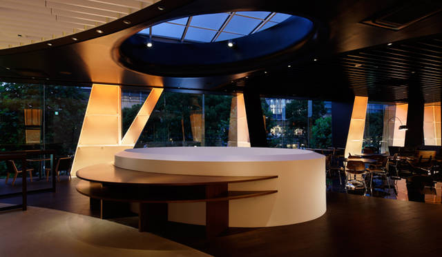 <strong>Mercedes-Benz｜メルセデス・ベンツ 「メルセデス・ベンツ コネクション」オープン</strong>