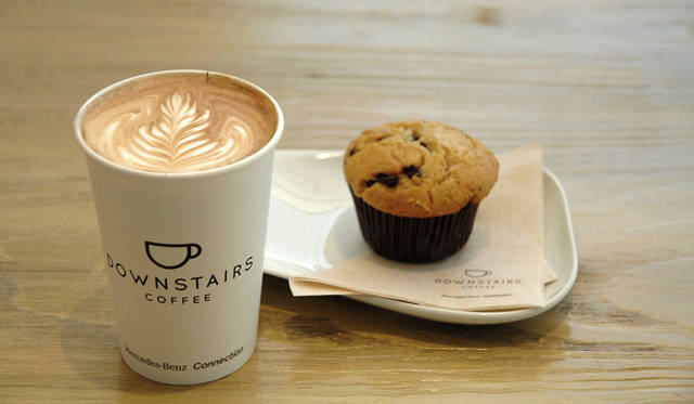 <strong>Mercedes-Benz｜メルセデス・ベンツ 「メルセデス・ベンツ コネクション」オープン</strong>　1階のカフェ「ダウンステアーズ」で展開するラテ（380円）、マフィン（300円）。