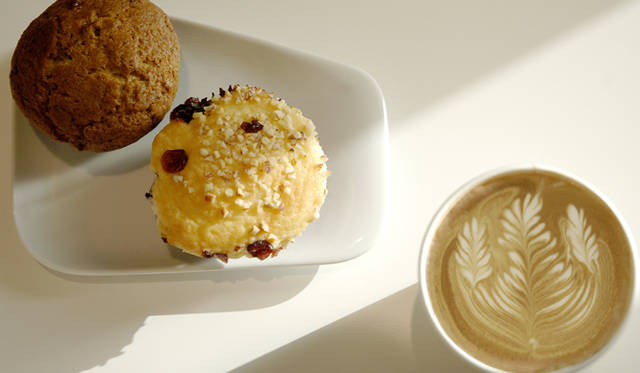 <strong>Mercedes-Benz｜メルセデス・ベンツ 「メルセデス・ベンツ コネクション」オープン</strong>　パウンドケーキ（300円）なども販売される。