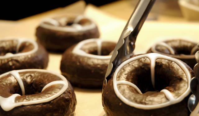 <strong>Mercedes-Benz｜メルセデス・ベンツ 「メルセデス・ベンツ コネクション」オープン</strong>　1階のカフェ「ダウンステアーズ」で販売されるメルセデス・ベンツオリジナルのドーナツ（300円）。