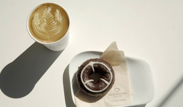 <strong>Mercedes-Benz｜メルセデス・ベンツ 「メルセデス・ベンツ コネクション」オープン</strong>　ドーナツにはスリーポインテッドスターの形でホワイトチョコレートがかけられている。