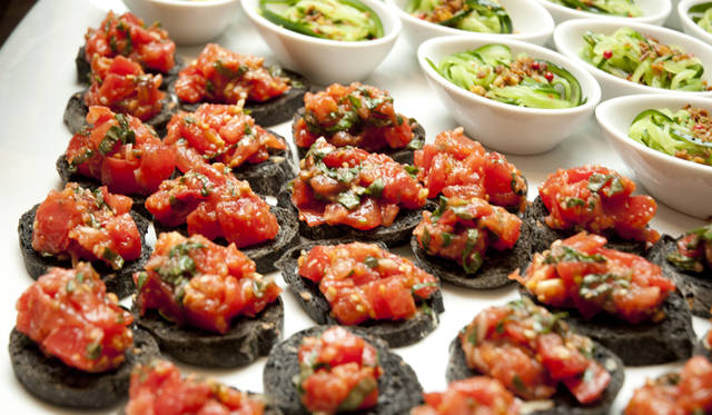 <strong>Mercedes-Benz｜メルセデス・ベンツ 「メルセデス・ベンツ コネクション」オープン</strong>　2階「アップステアーズ」で展開されるランチ。前菜、サラダ、デザートブッフェ、スープ or パスタ or メイン＋コーヒー or ティーで1200～1800円。