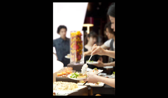 <strong>Mercedes-Benz｜メルセデス・ベンツ 「メルセデス・ベンツ コネクション」オープン</strong>