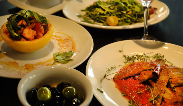 <strong>Mercedes-Benz｜メルセデス・ベンツ 「メルセデス・ベンツ コネクション」オープン</strong>　2階「アップステアーズ」で展開されるティーセット。ミニタルティーヌ数種、プチガトー数種、スコーン数種＋オーガニックティーで2400円。