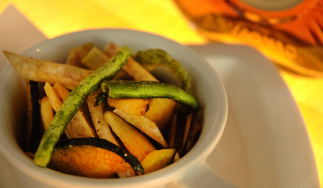 <strong>Mercedes-Benz｜メルセデス・ベンツ 「メルセデス・ベンツ コネクション」オープン</strong>　2階「アップステアーズ」のディナー。