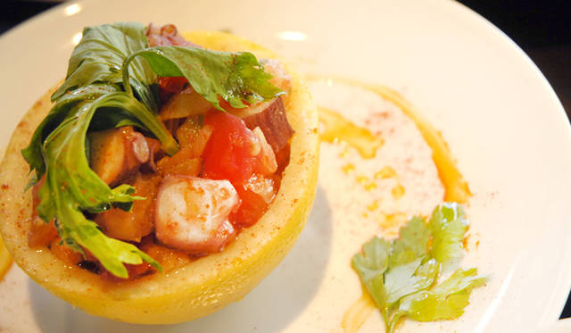 <strong>Mercedes-Benz｜メルセデス・ベンツ 「メルセデス・ベンツ コネクション」オープン</strong>　2階「アップステアーズ」のディナー。