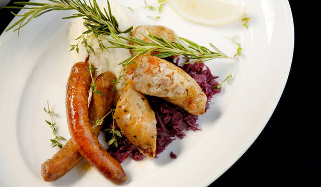 <strong>Mercedes-Benz｜メルセデス・ベンツ 「メルセデス・ベンツ コネクション」オープン</strong>　2階「アップステアーズ」のディナー。