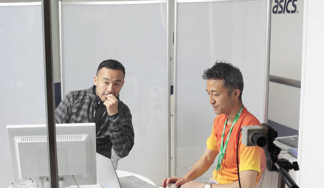 <strong>松浦俊夫｜フルマラソン初挑戦にむけての体力測定</strong>　ガイダンス：スタッフの草山さんから測定内容や注意事項について説明を受けました。