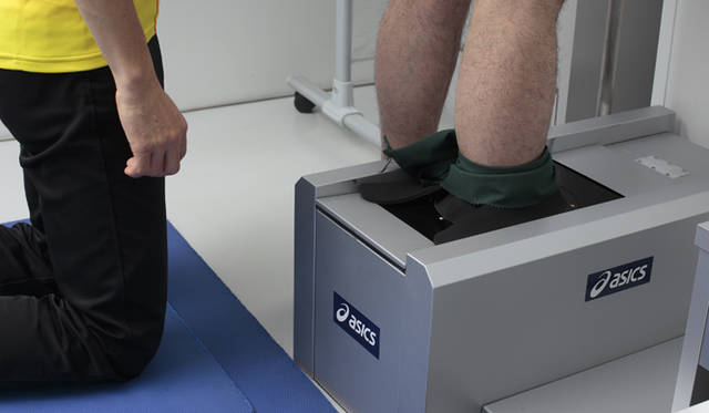 <strong>松浦俊夫｜from TOKYO MOON 7月17日 ON AIR</strong>　足形測定：3次元足形計測器を使い、全7項目について0.1ミリ単位で計測します。