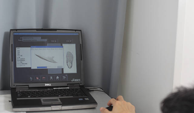 <strong>松浦俊夫｜from TOKYO MOON 7月17日 ON AIR</strong>　足形測定：ここであらためて扁平足であることを実感……。